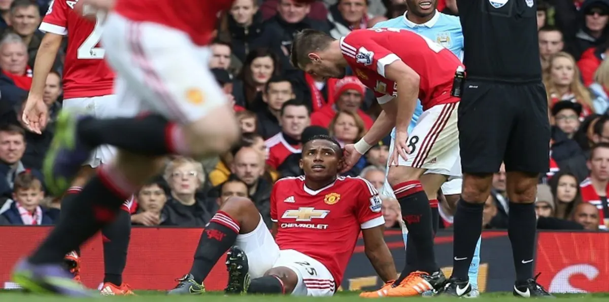 نجم مانشستر يونايتد يخون زوجته مع ممرضة (صور)