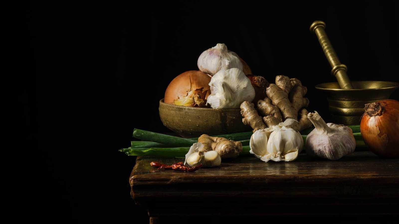 الثوم والبصل والزنجبيل.. ما يجب معرفته قبل تناولها نيئة