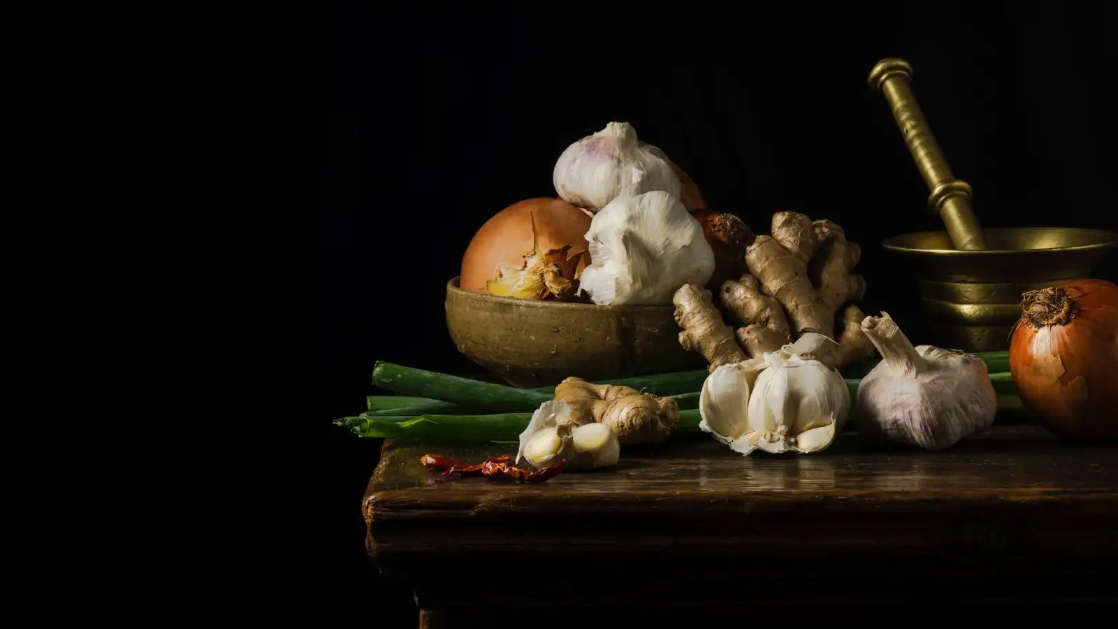الثوم والبصل والزنجبيل.. ما يجب معرفته قبل تناولها نيئة