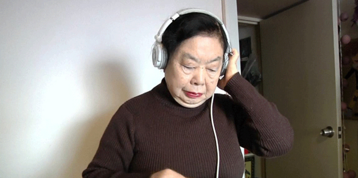 من الزلابية إلى الموسيقى.. ثمانينية تصبح أشهر "دي جي" في طوكيو (صور وفيديو)