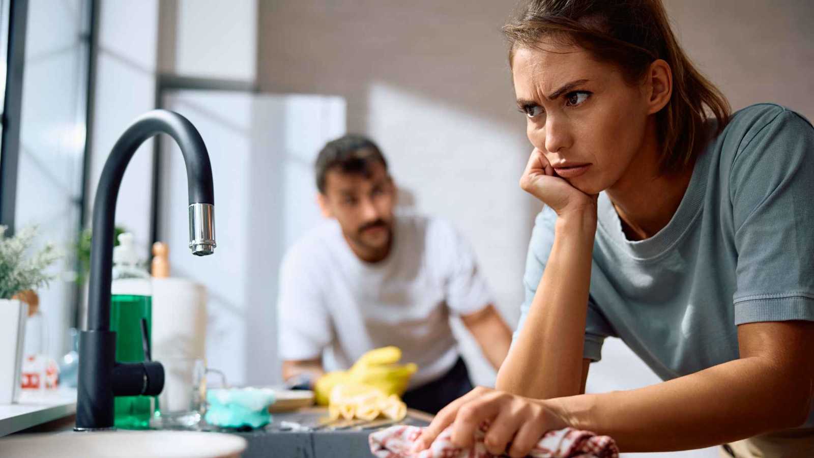 "أطباق الحوض" تكشف شخصيتك.. هل تتركها أم تنظفها فوراً؟