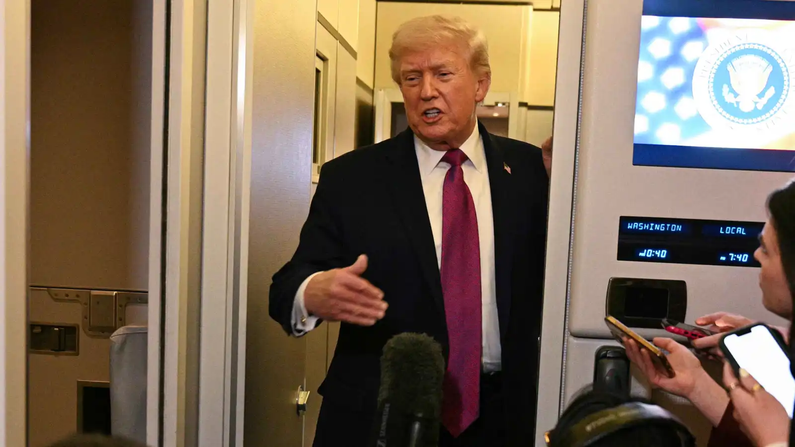 ترامب: محادثاتنا "جيدة جدا" مع إيران وهي "لا تستطيع ابتزازنا"