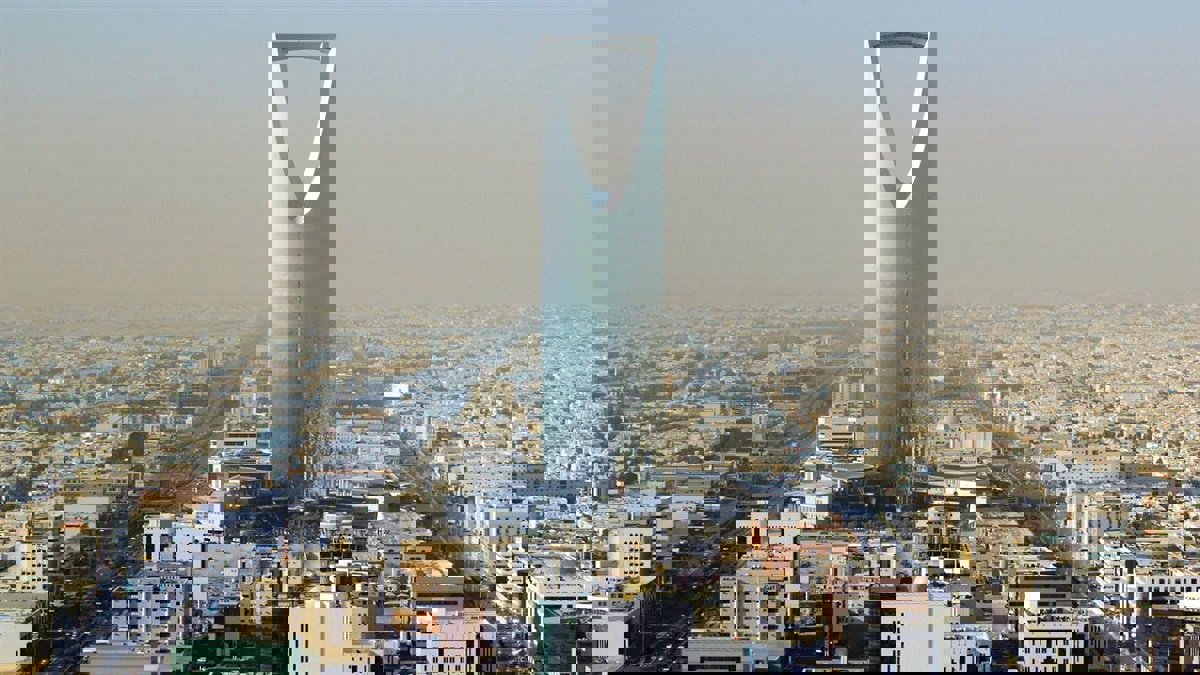 المركزي السعودي يؤكد استمرار ربط الريال بالدولار الأمريكي