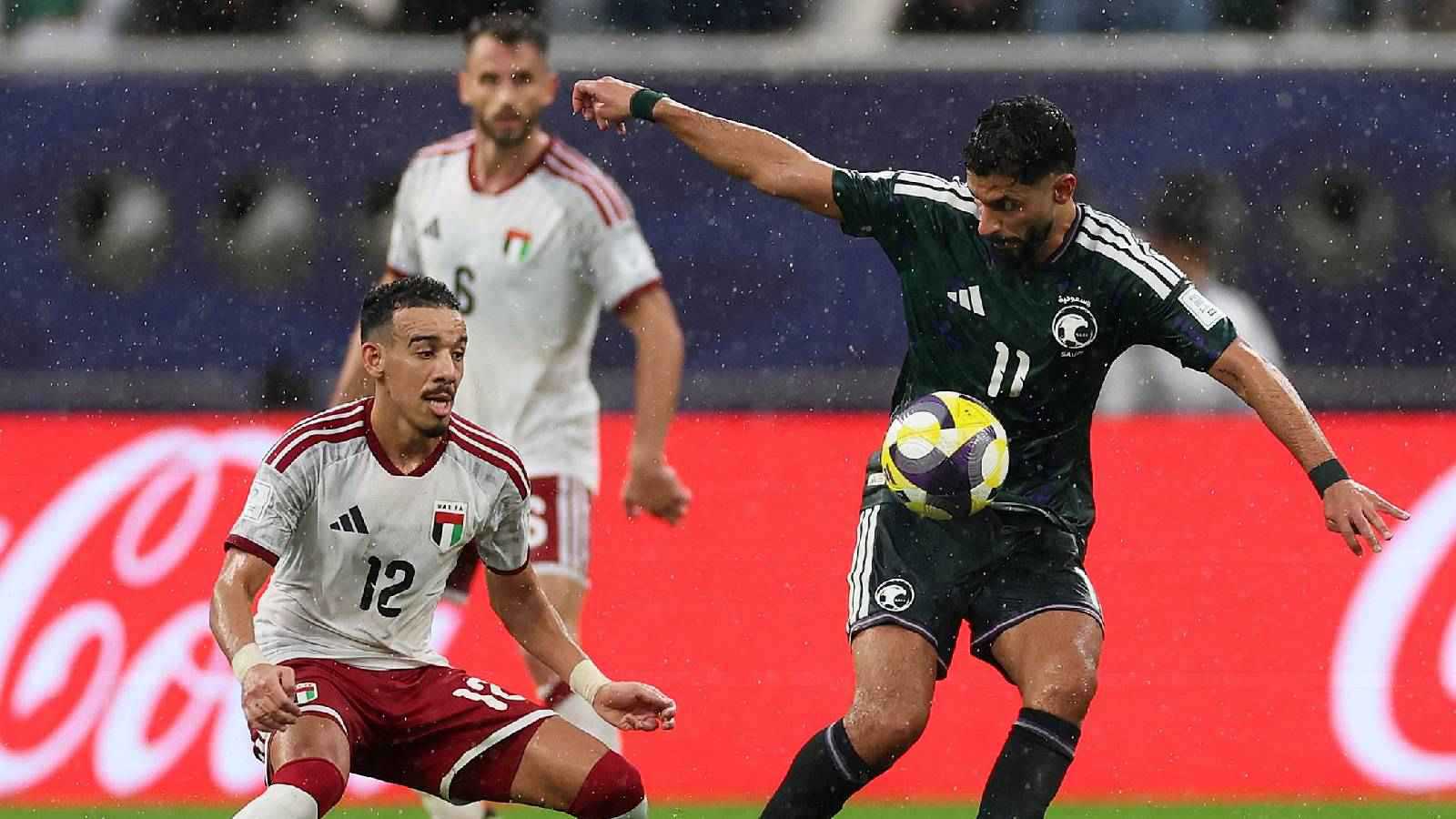 الأمطار الغزيرة تؤجل انطلاق الشوط الثاني من مباراة السعودية والإمارات (فيديو)