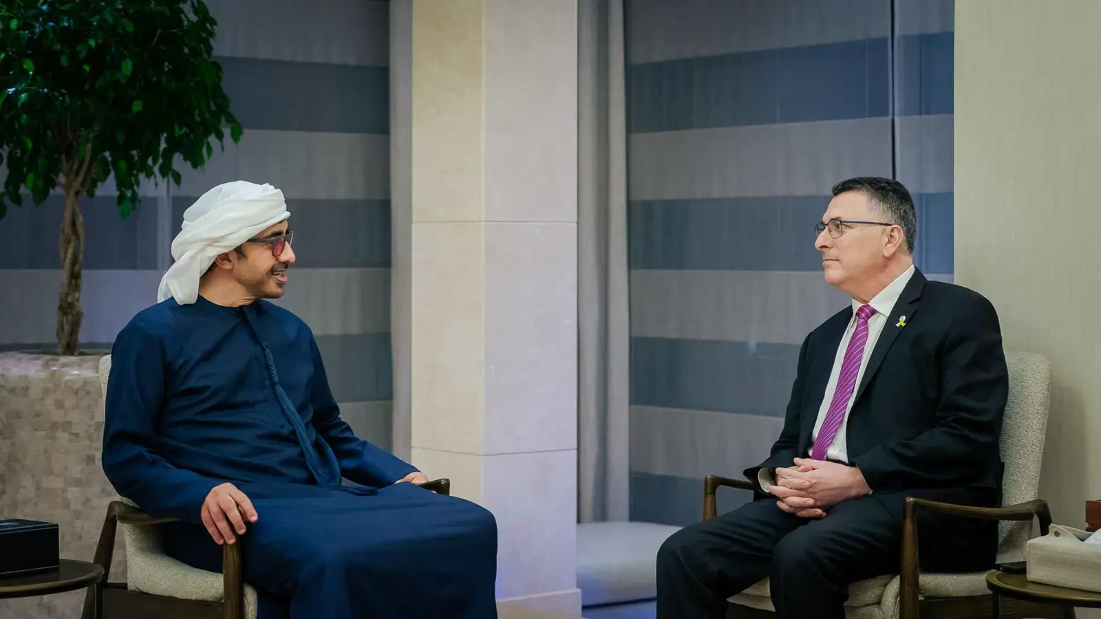 وزير خارجية الإمارات يبحث مع ساعر وقف إطلاق النار بغزة