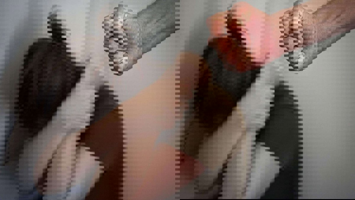 القبض على عراقي بعد شكوى طليقته لـ"إنقاذ ابنتها" من عنف أبيها