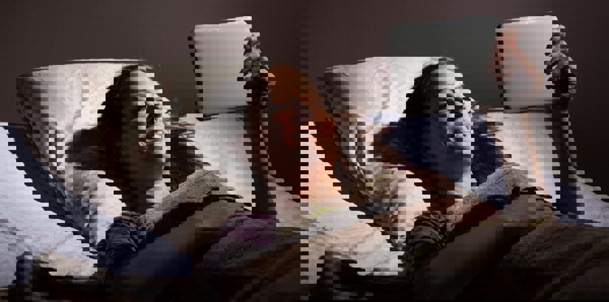 استخدام الهاتف الذكي قبل النوم يزيد الوزن