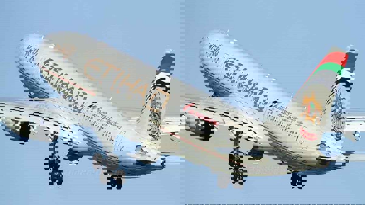 رويترز: "الاتحاد للطيران" تطلب من أطقم الضيافة الحصول على إجازات غير مدفوعة 6 أشهر