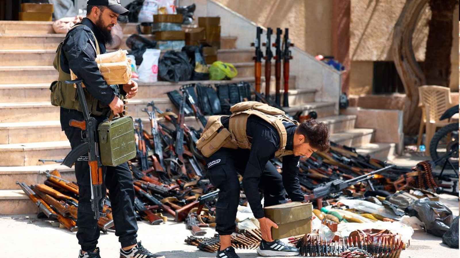 سوريا.. أهالي صحنايا وأشرفيتها يسلمون أسلحتهم إلى الأمن العام (صور)