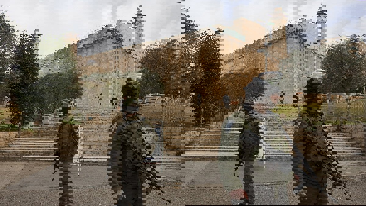 وزير الدفاع الإسرائيلي يقتحم الحرم الإبراهيمي.. ومنع رفع الأذان