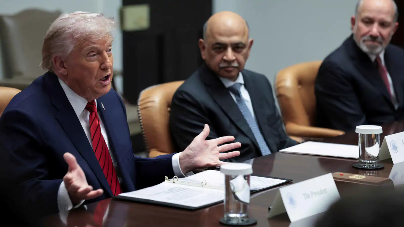 رأس "سي إن إن" مطلوب.. ترامب يتدخل في "صفقة وارنر" ويشترط طرد الملاك