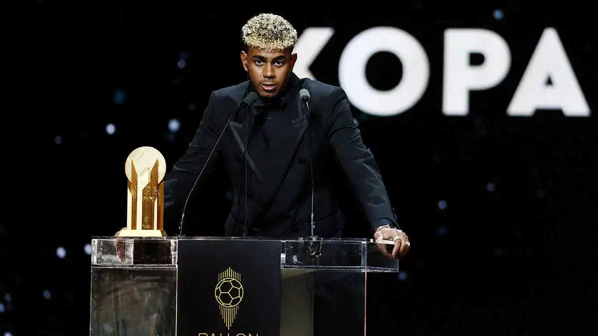 لامين يامال يخطف الأنظار في حفل الكرة الذهبية بساعة ذهبية فاخرة (صور)