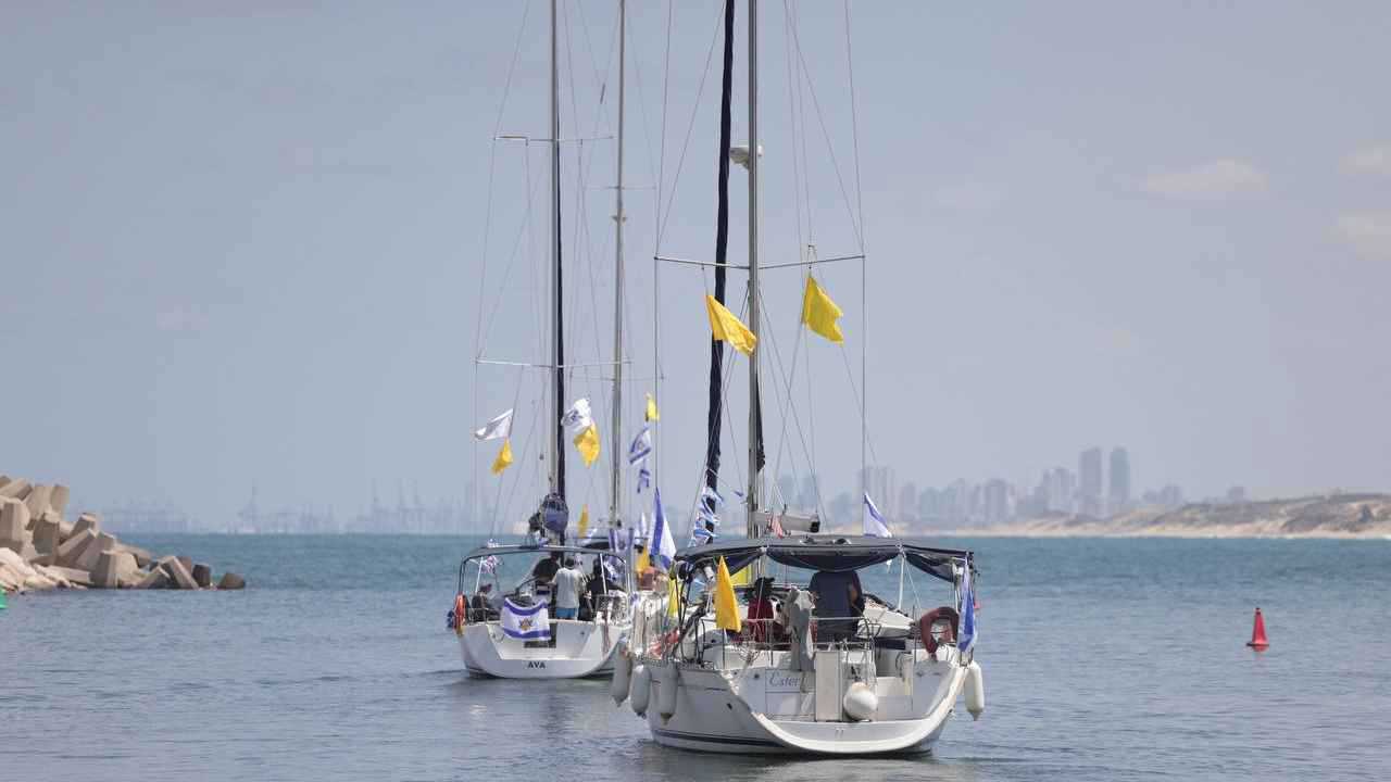"قافلة الخمسين".. أسطول أسر الرهائن يبحر من عسقلان إلى غزة (فيديو وصور)