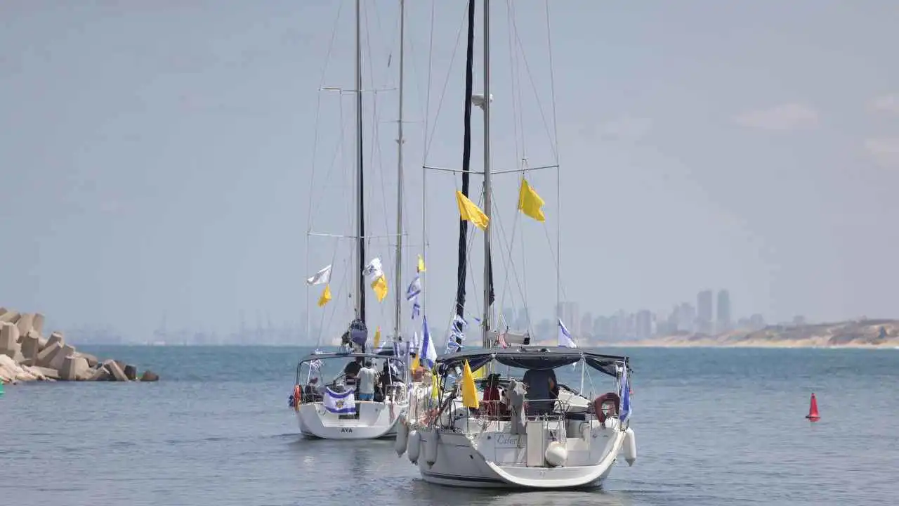 "قافلة الخمسين".. أسطول أسر الرهائن يبحر من عسقلان إلى غزة (فيديو وصور)
