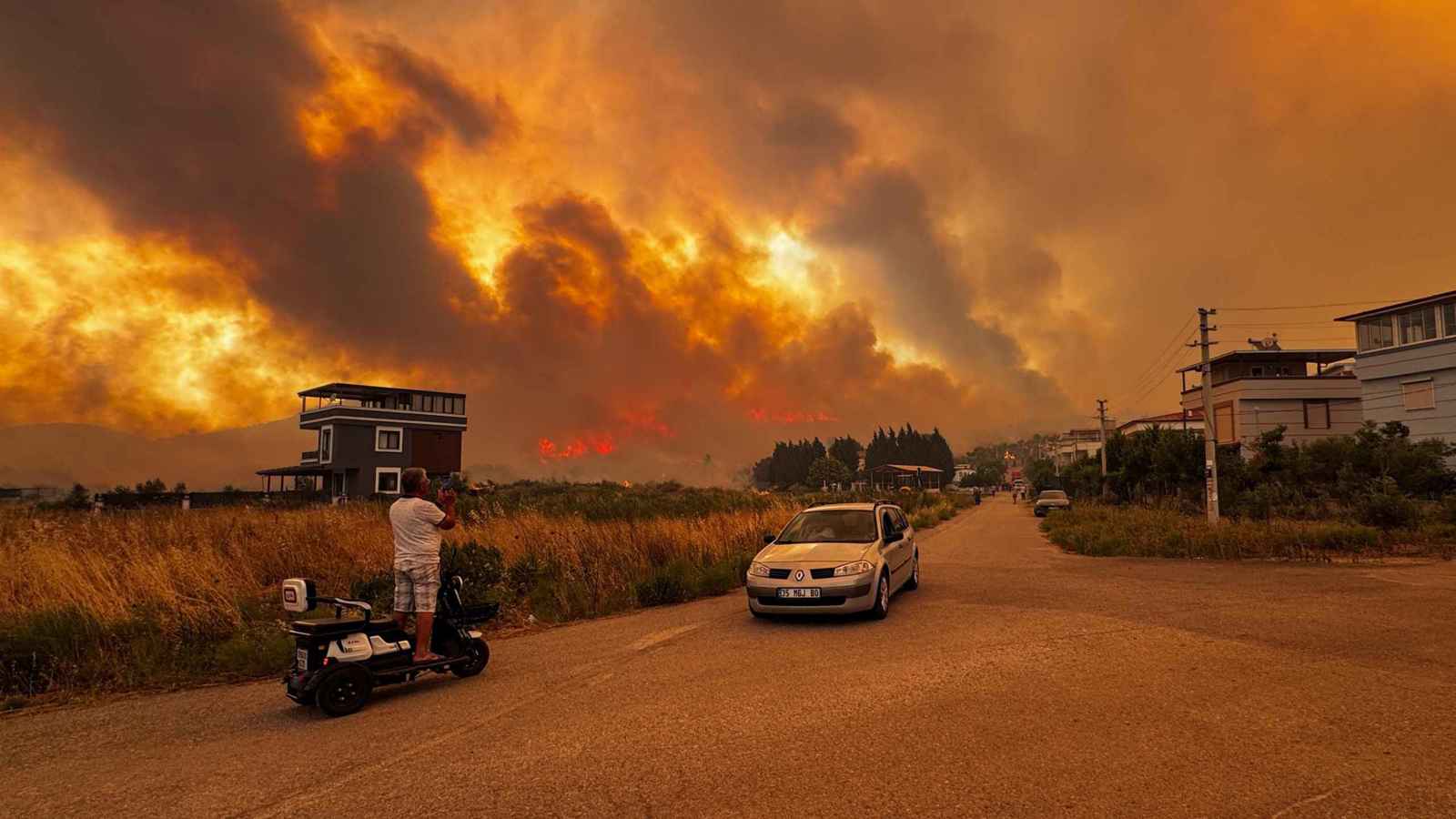 فرق الإطفاء تكافح للسيطرة على حرائق غابات في ‏تركيا ‏(فيديو)