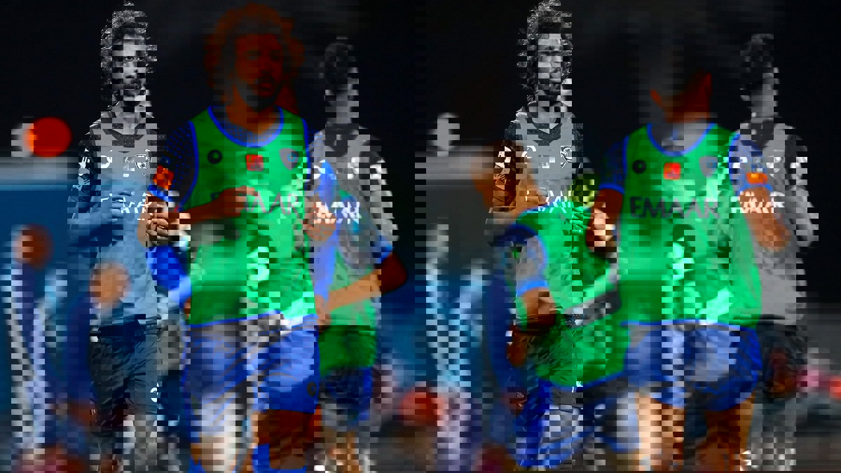 كيف احتمت الجماهير من الأمطار قبل مباراة الهلال ضد الفيصلي بكأس خادم الحرمين؟ (فيديو)