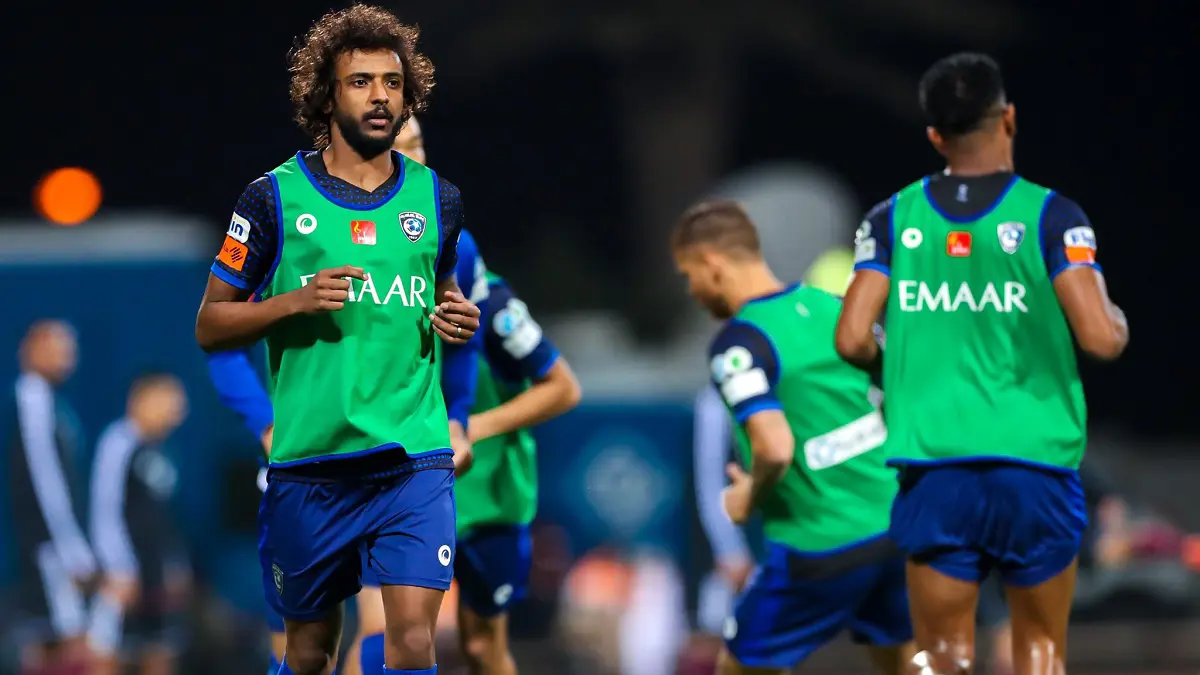 كيف احتمت الجماهير من الأمطار قبل مباراة الهلال ضد الفيصلي بكأس خادم الحرمين؟ (فيديو)