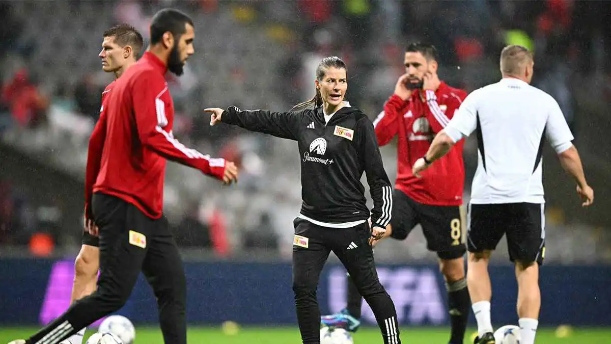 أولها غرفة الملابس.. 4 تحديات مرعبة تنتظر أول امرأة تقود فريقاً من الرجال