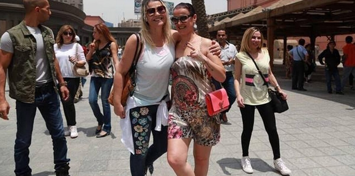 شقيقتا رونالدو ووالدته يزرن المتحف المصري (صور)