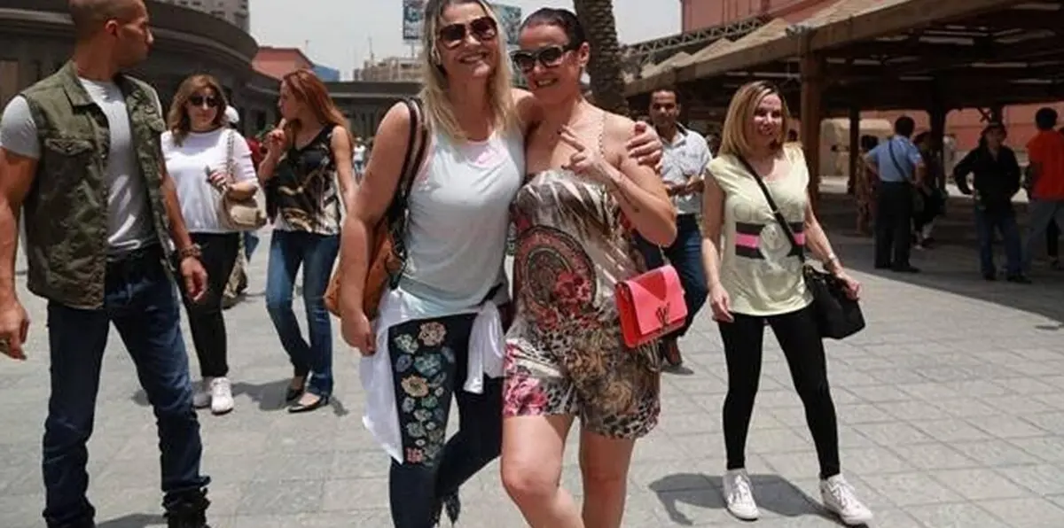 شقيقتا رونالدو ووالدته يزرن المتحف المصري (صور)