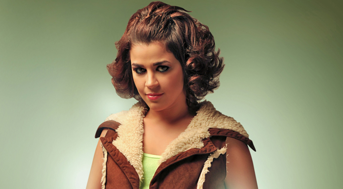 منى هلا مدافعة عن صورة المايوه: أنا مش تافهة وحضرت 2 ماجستير