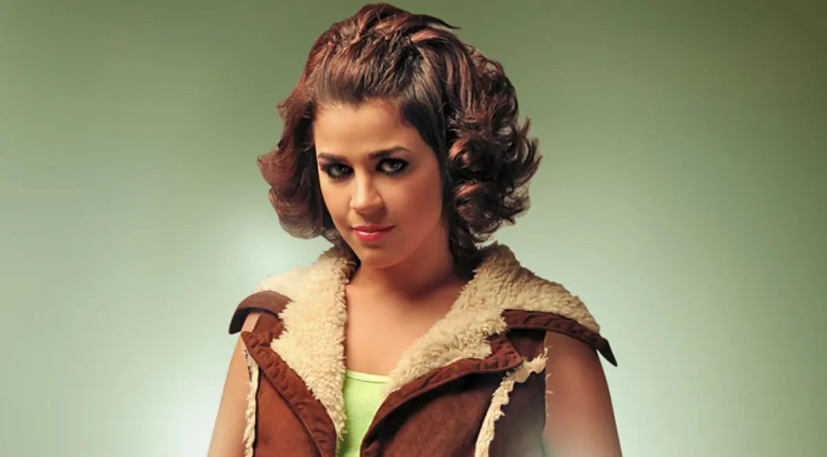 منى هلا مدافعة عن صورة المايوه: أنا مش تافهة وحضرت 2 ماجستير