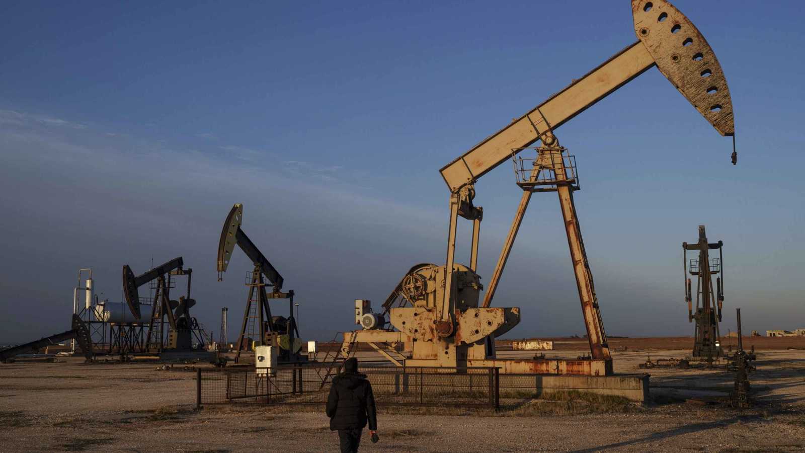 شحنة النفط "الأولى" في عهد الشرع.. هل تفتح باب التفاهمات بين دمشق و"قسد"؟