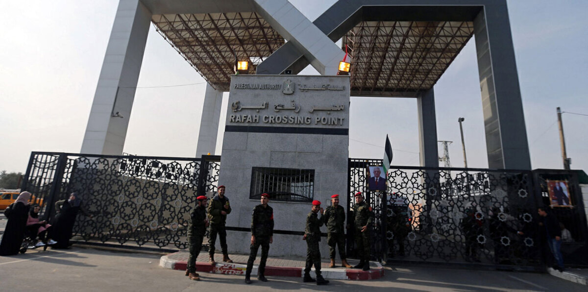 بالصور.. فتاة فلسطينية تتسلق بوابة معبر رفح وتثير جدلًا واسعًا