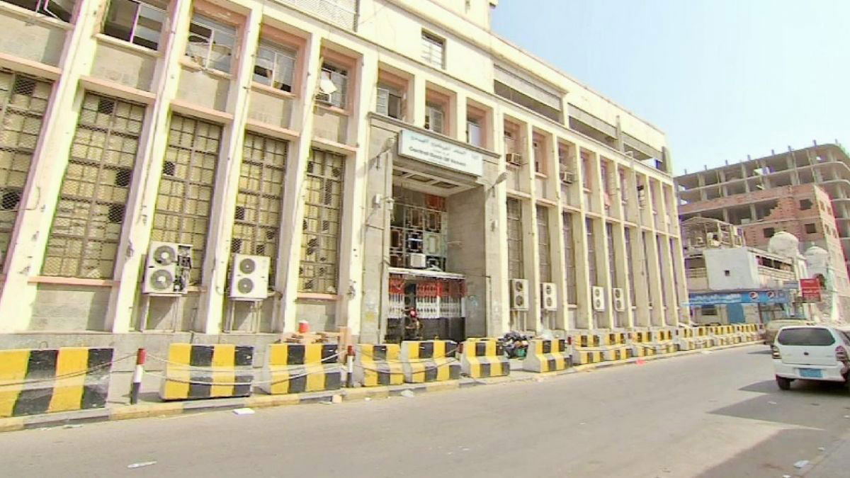 البنك المركزي في عدن يغلق محال الصرافة ويهدّد بسحب تراخيصها