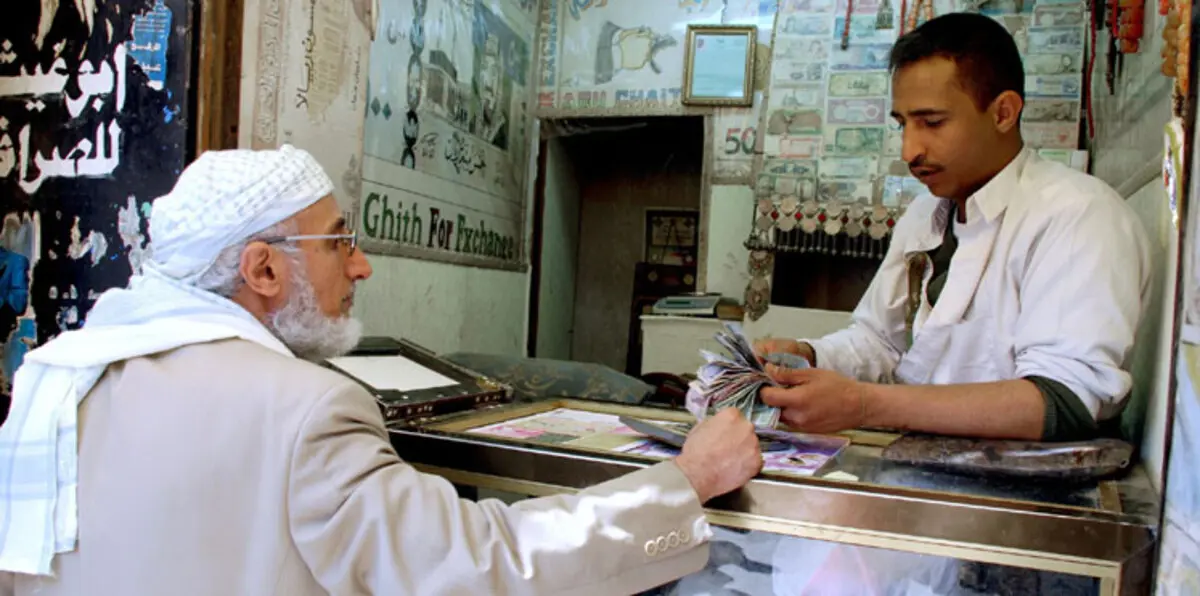 العملة التالفة.. أزمة اقتصادية جديدة تقض مضاجع اليمنيين (صور)