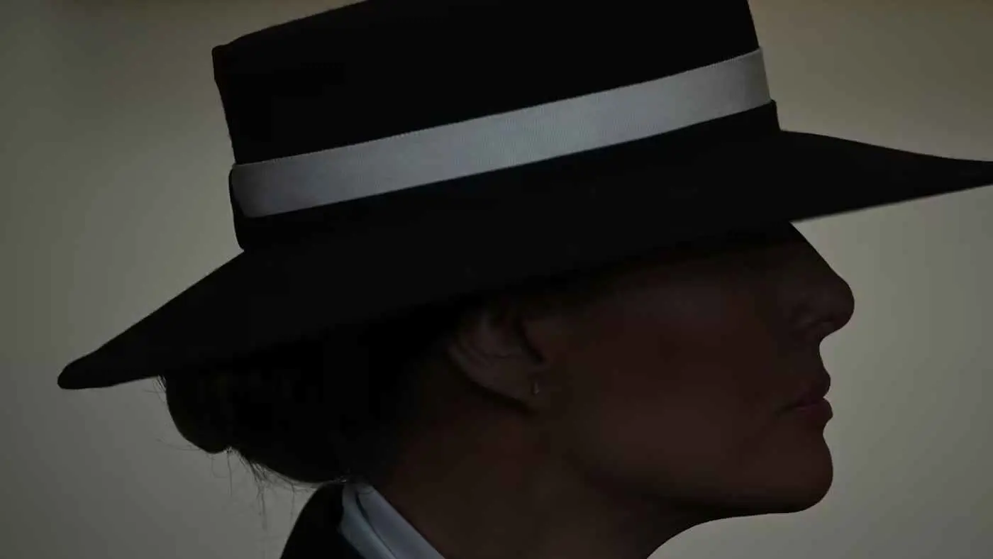 وصلت بحالة يرثى لها.. القصة "الدرامية" لقبعة ميلانيا ترامب (فيديو)