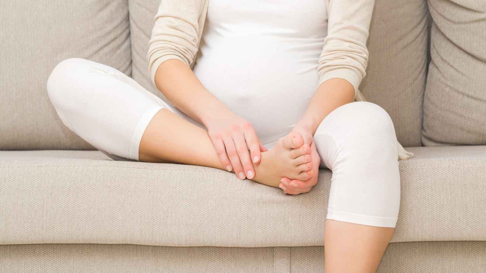 التورم خلال الحمل.. ما الطبيعي وما الخطير؟