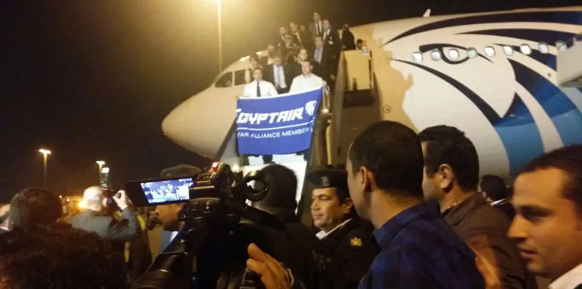 ركاب الطائرة المصرية المُختطفة يَصِلون القاهرة