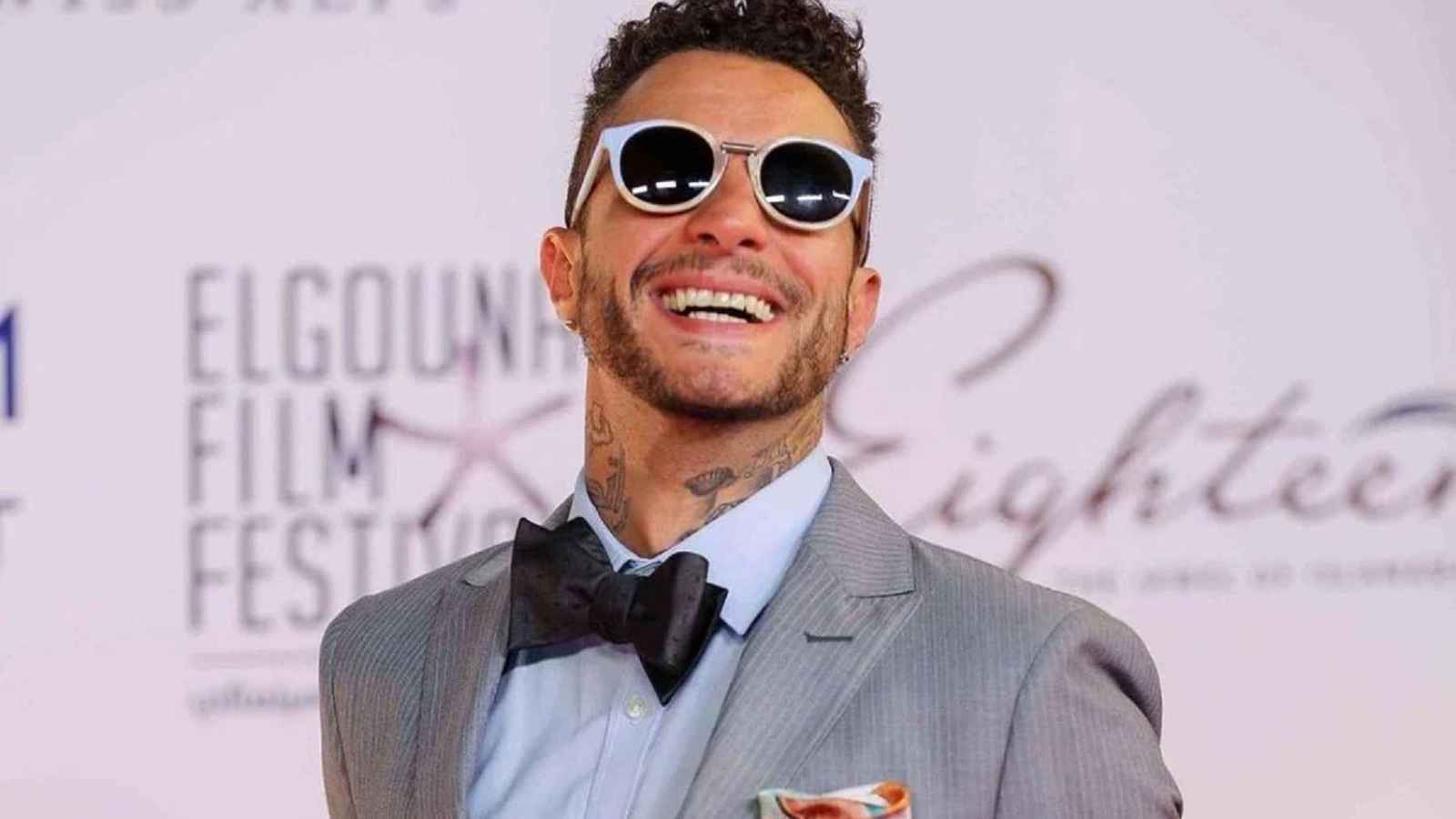 "بقسوة وعنف".. أحمد الفيشاوي يردّ على منتقدي ارتدائه "الحلق"