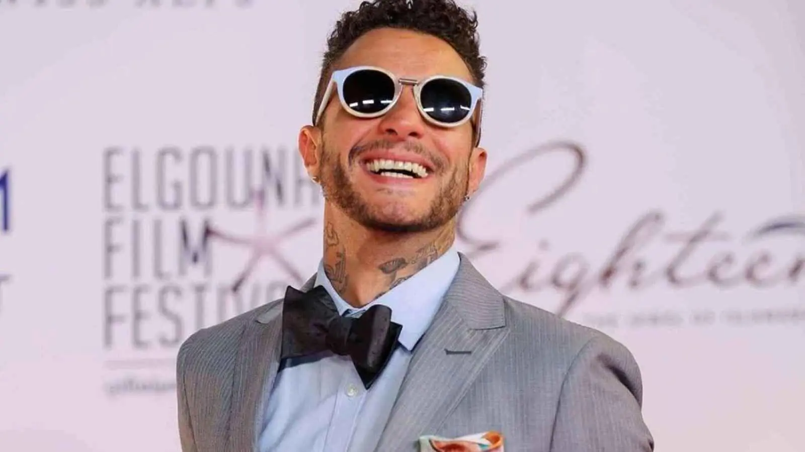 "بقسوة وعنف".. أحمد الفيشاوي يردّ على منتقدي ارتدائه "الحلق"