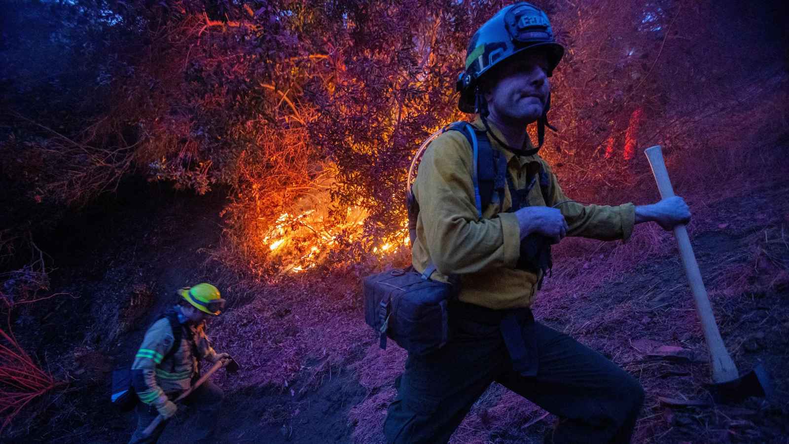 رياح "سانتا آنا" تؤجج حرائق لوس أنجلوس