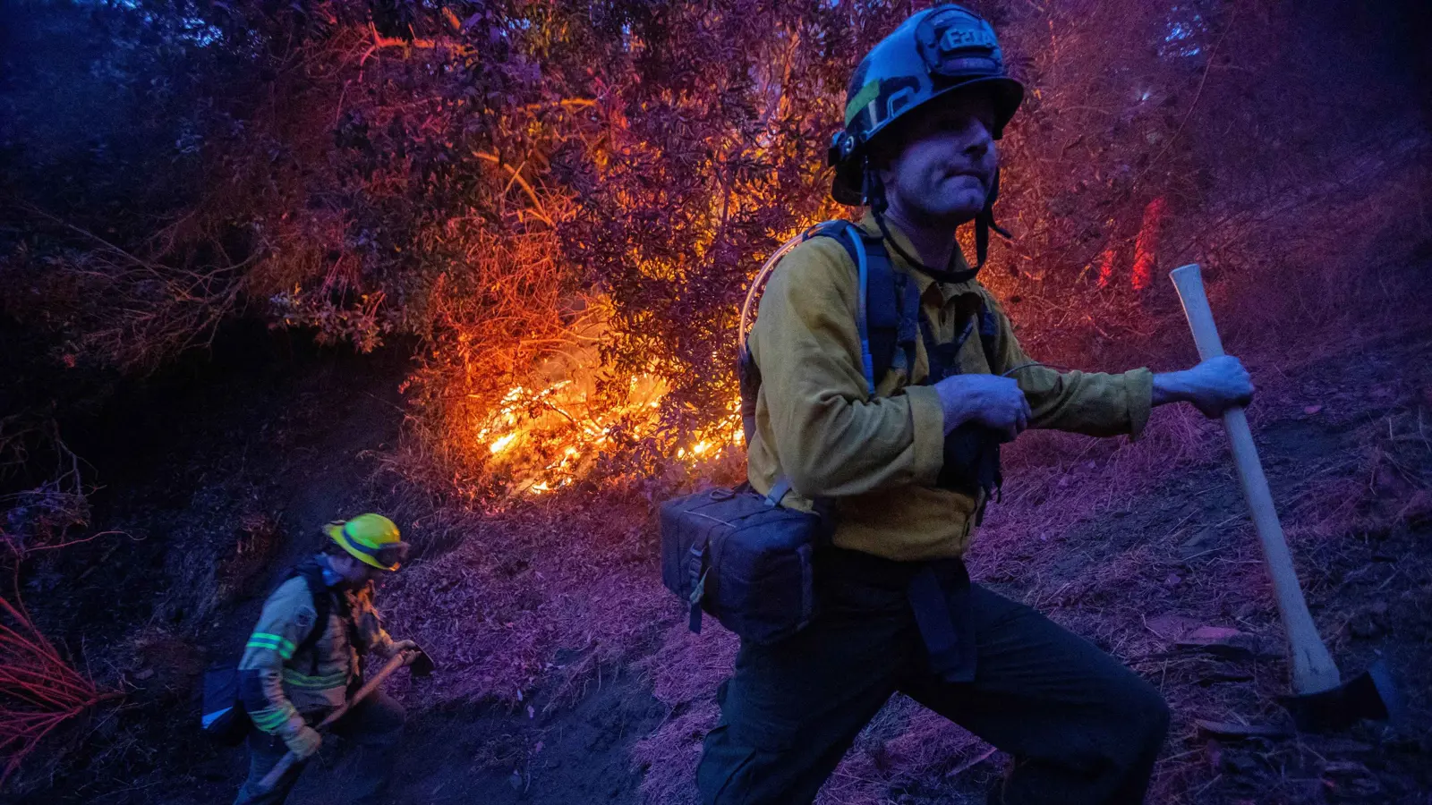 رياح جافة قوية تزيد ضراوة حرائق لوس أنجلوس ‎(فيديو)