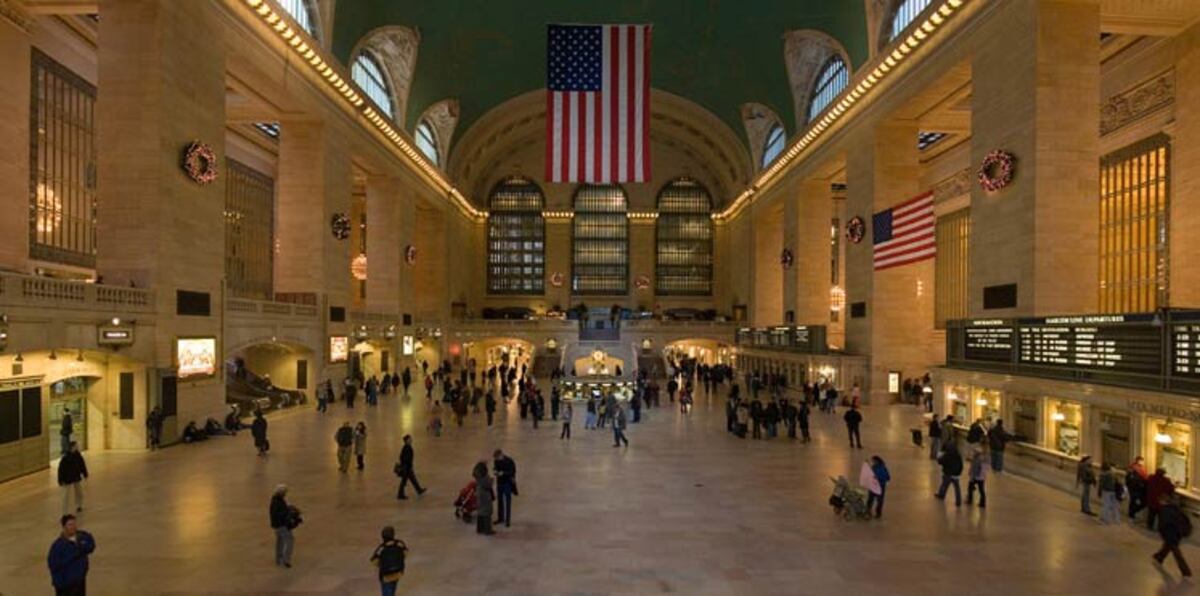 هلع بمترو نيويورك بعد إطلاق امرأة صراصير وديدان