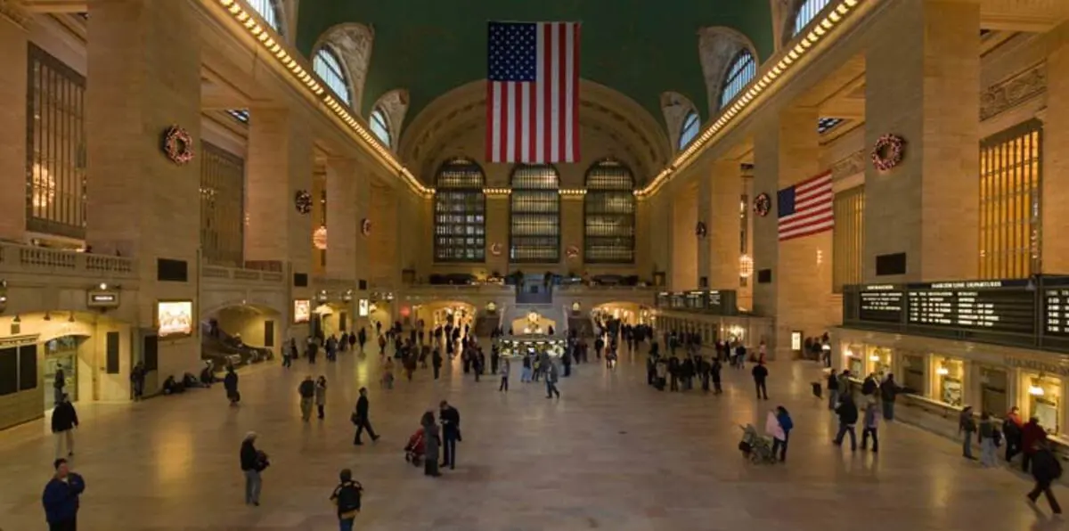 هلع بمترو نيويورك بعد إطلاق امرأة صراصير وديدان