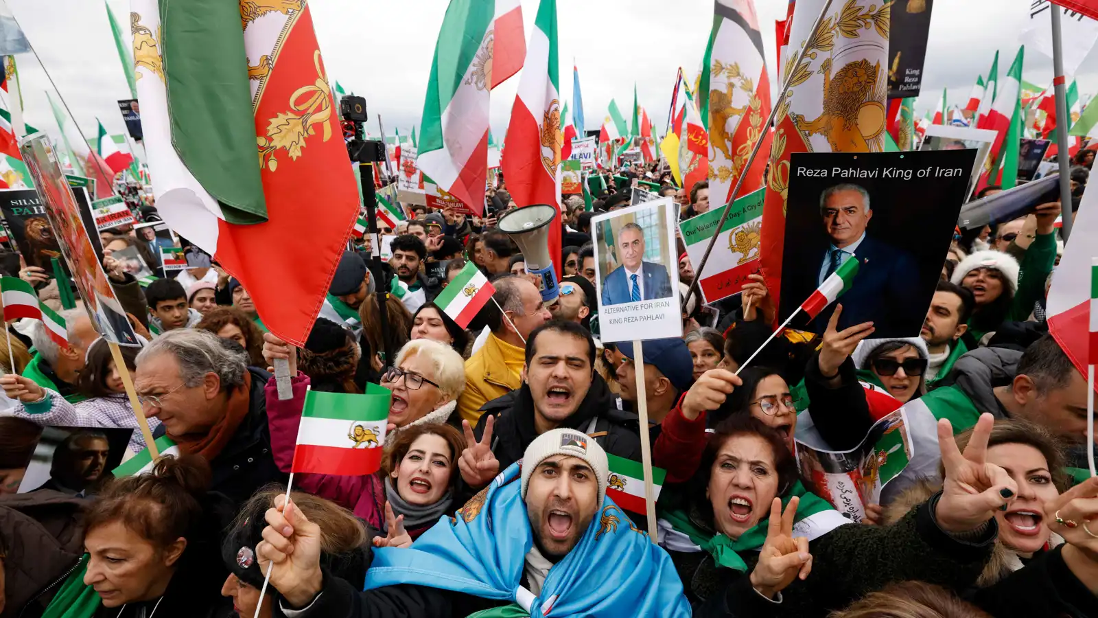 ميونيخ تغلي.. 80 ألفاً يهتفون ضد النظام الإيراني وسط مؤتمر الأمن (فيديو)