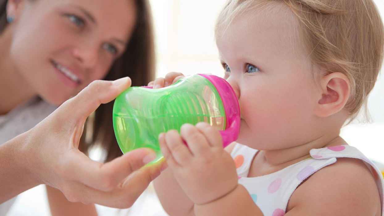 لماذا يشكل شرب الماء خطراً على الرضّع؟