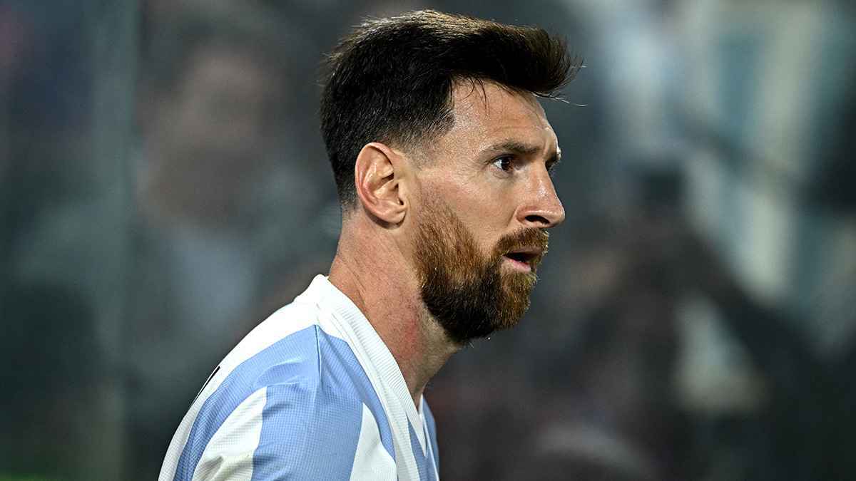 "ماذا تفعل يا أحمق؟".. ميسي ينفعل على لاعب بيرو بعد تدخل قوي (فيديو)