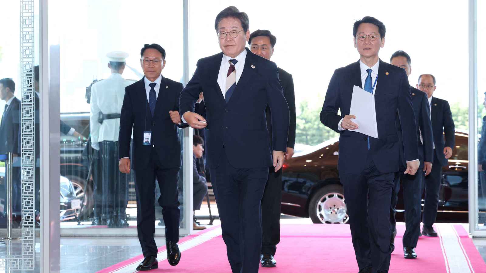 من الطعن إلى السلطة.. رئيس كوريا الجنوبية الجديد يواجه الاختبار الأصعب