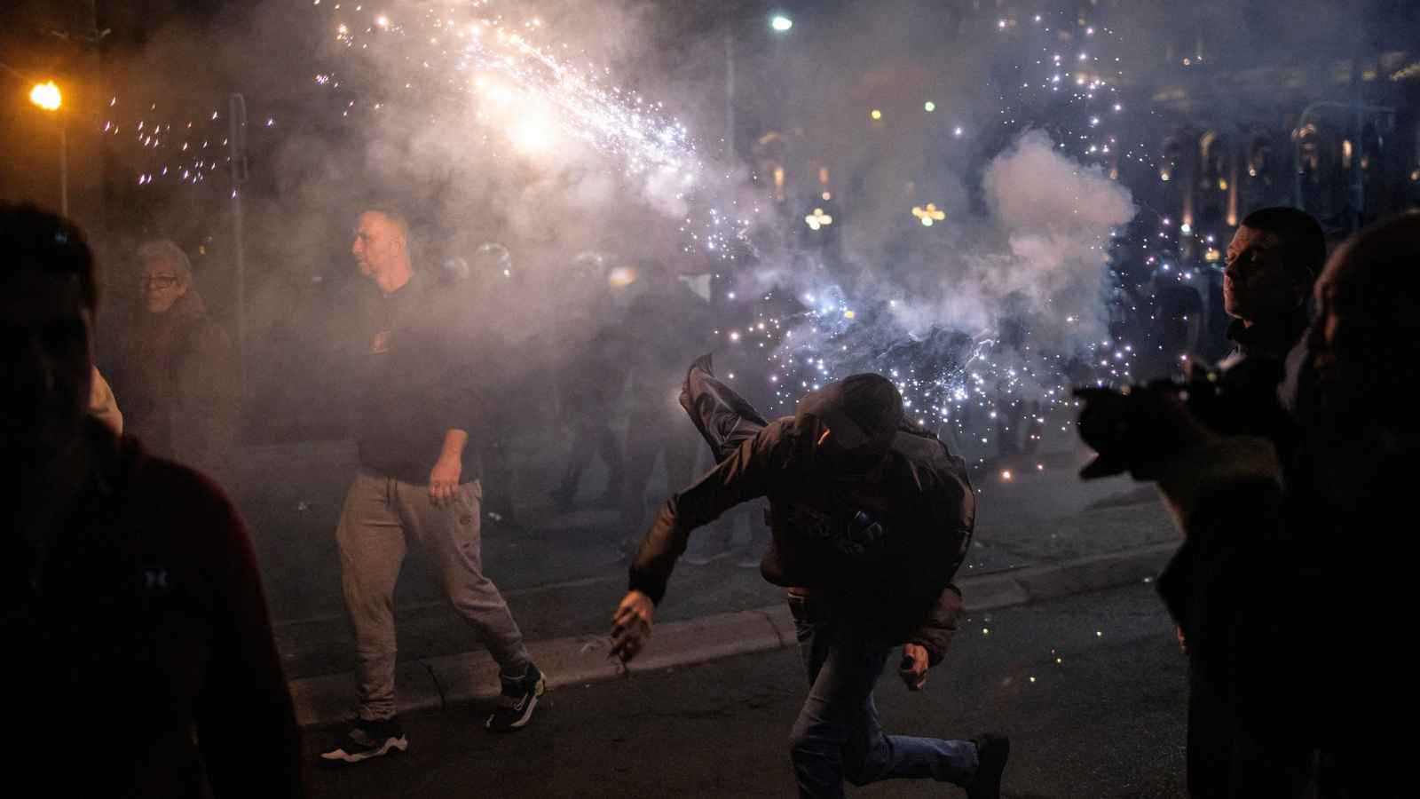 الشرطة الصربية تعتقل العشرات بعد احتجاجات مناهضة للحكومة