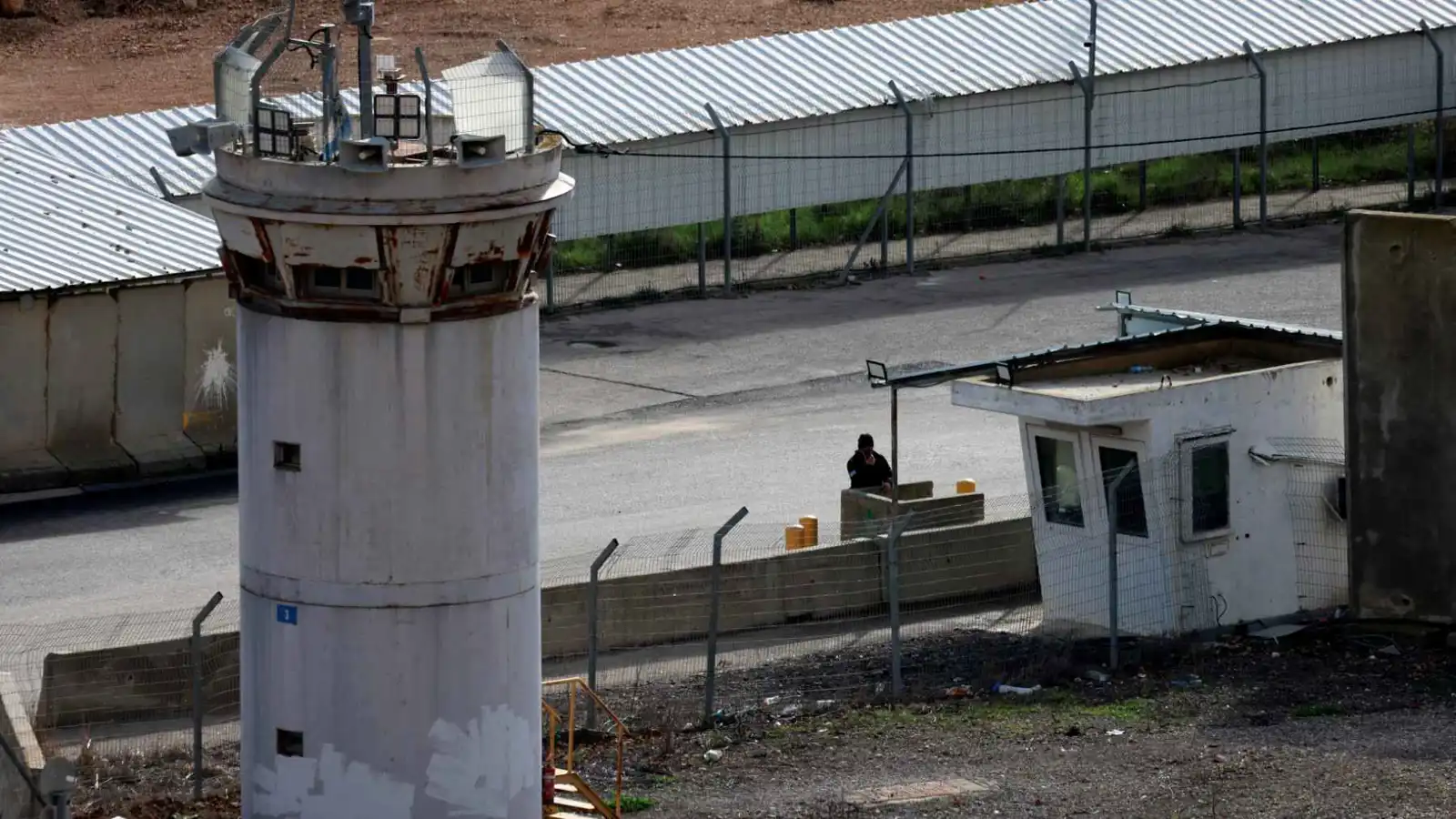 بن غفير يتباهى من "عوفر" بتردي أوضاع السجناء الفلسطينيين (فيديو)