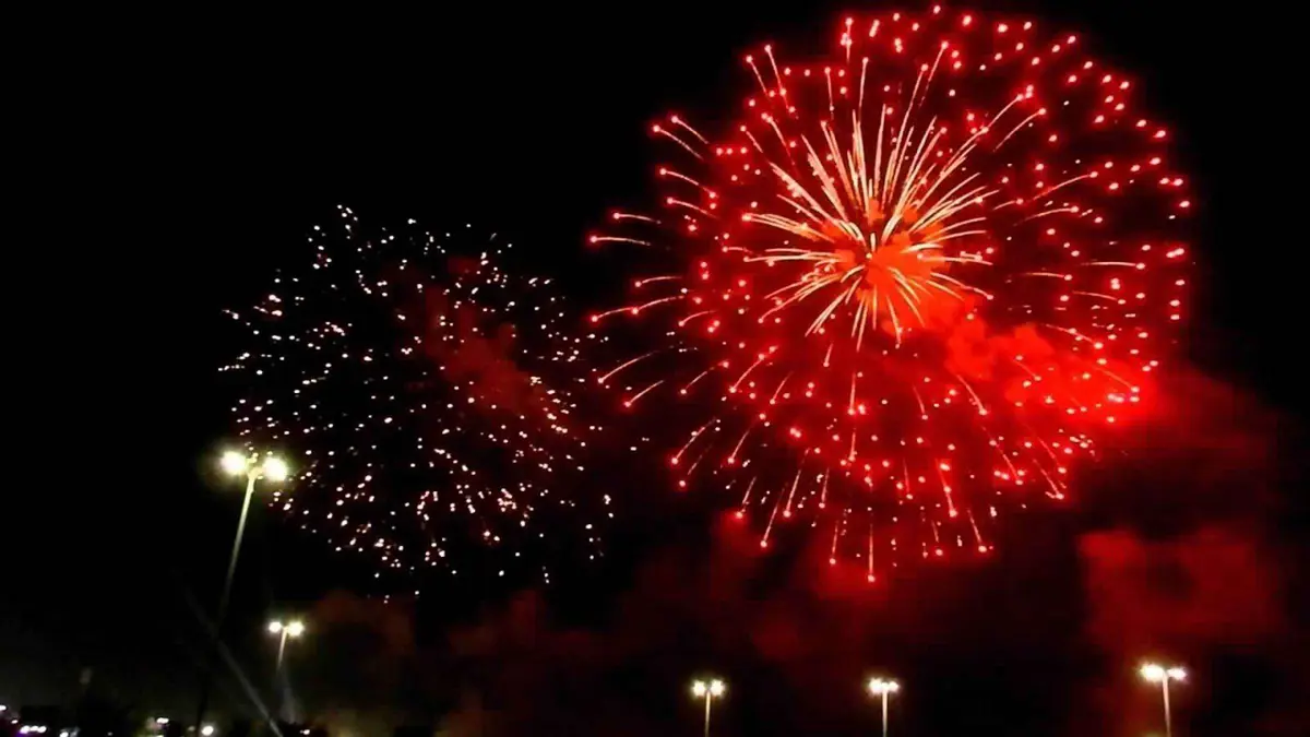 اشتعال منصة الألعاب النارية في الرياض 