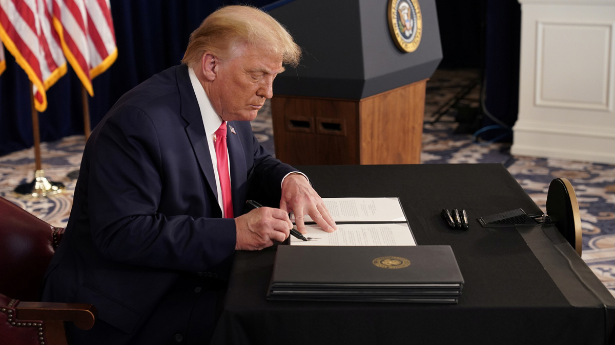 ترامب يمدد برنامج المساعدات الاقتصادية للأمريكيين