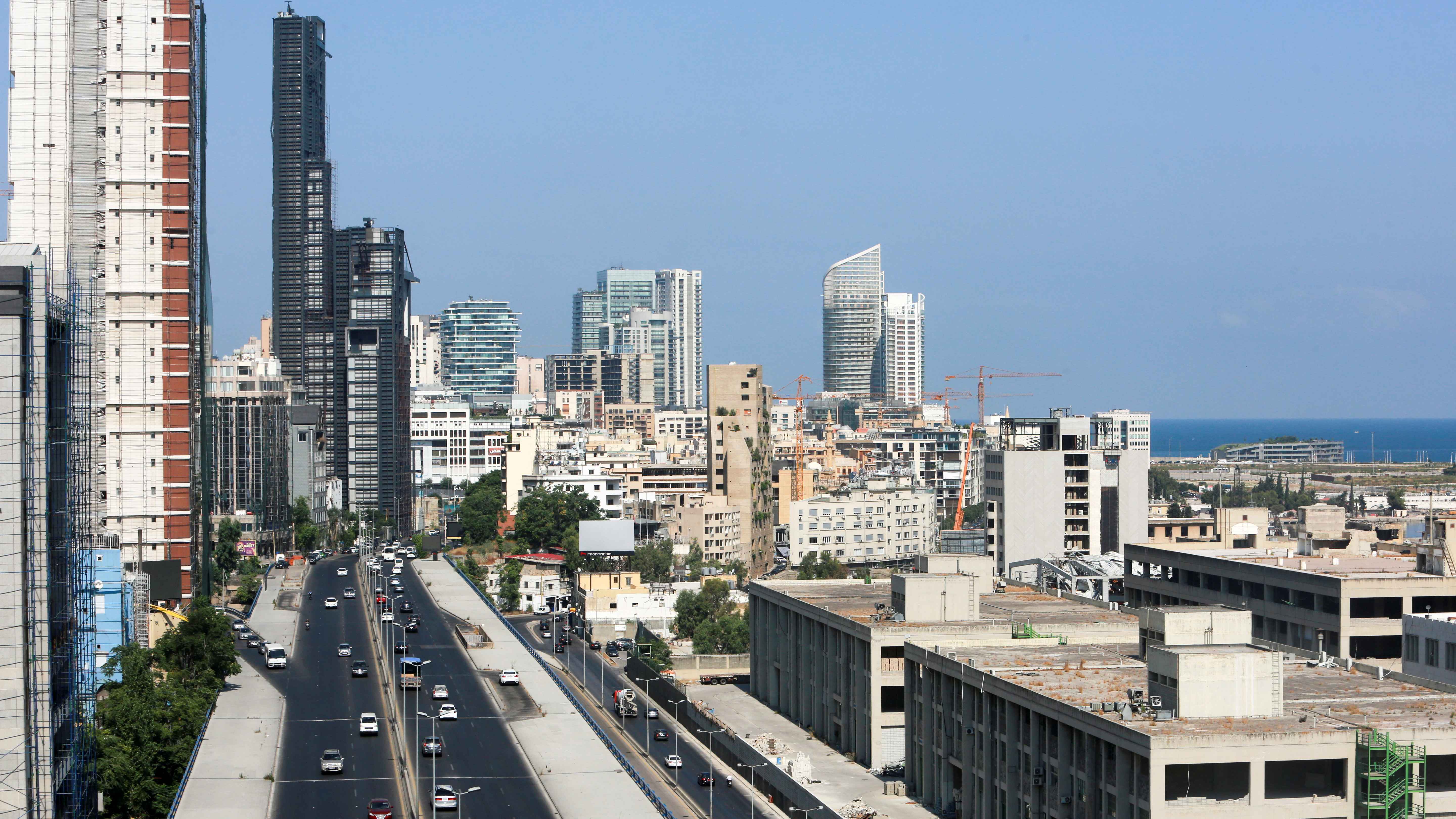 قد تُفاقمها حرب محتملة.. أزمات سياسية ومالية "طاحنة" تعصف بلبنان