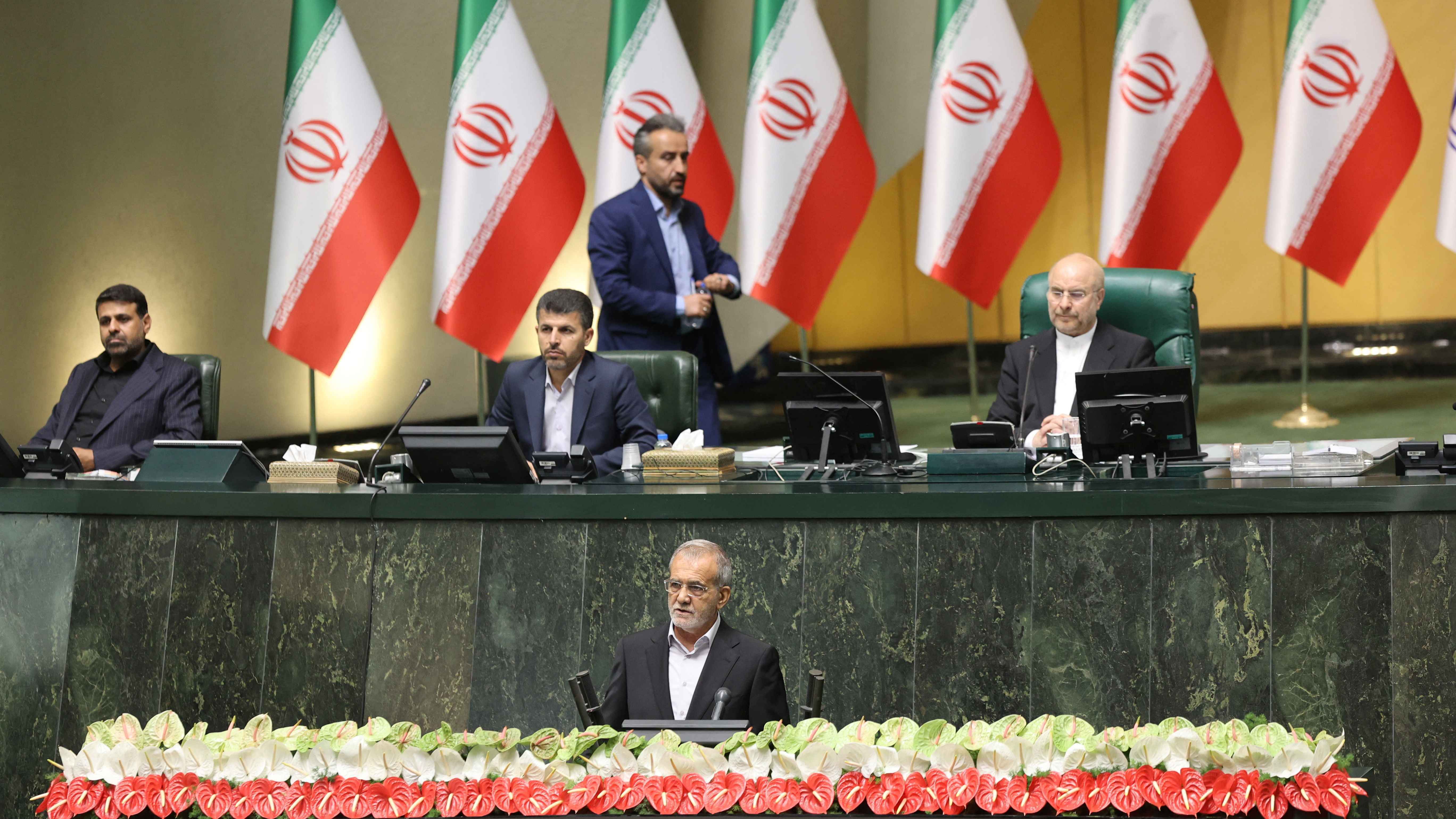 وسط توقعات بصعوبة التمرير.. بزشكيان يقدم تشكيلته الوزارية للبرلمان