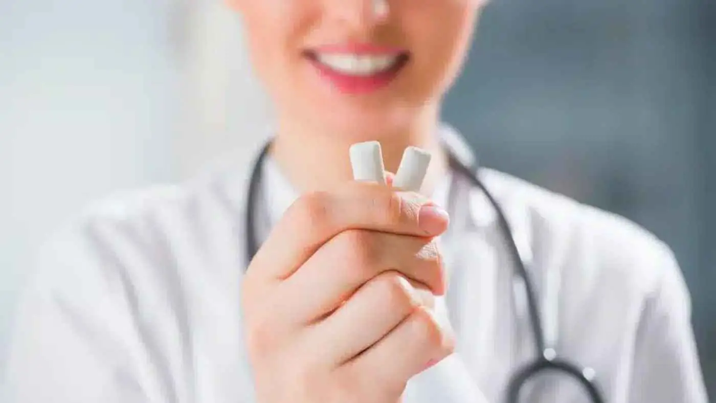 عن فوائد "مضغ العلكة".. نصائح أطباء الأسنان ستدهشك